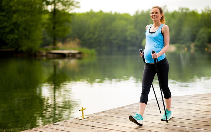 Nordic Walking in der Schwangerschaft: Sinnvoll oder gefährlich?