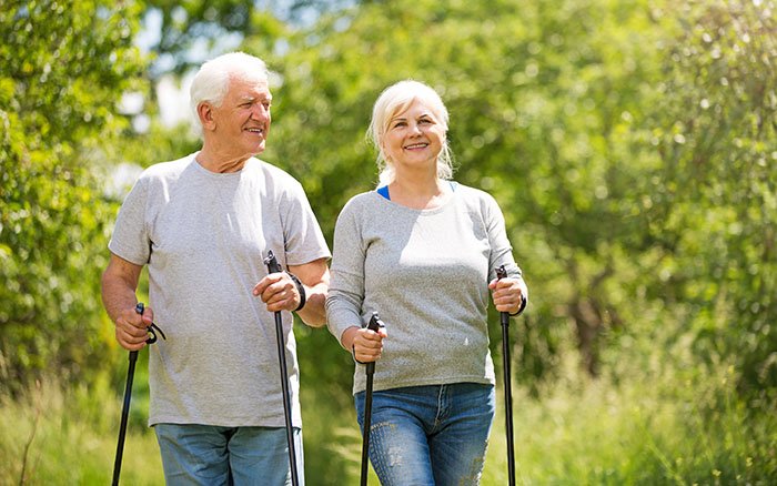 Nordic Walking für Senioren: Ein Jungbrunnen für ältere Semester?